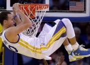 勇士教练压力巨大！，西亚卡姆遭遇十五持续失利赢得满堂喝彩